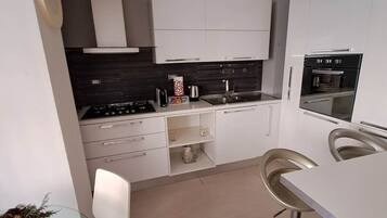 Fridge, oven, stovetop, coffee/tea maker