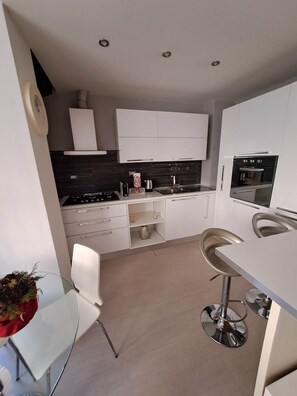 Fridge, oven, stovetop, coffee/tea maker - [Metro B] Matteo & Ale house (Roma)