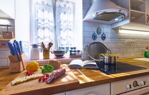 Fridge, oven, stovetop, dishwasher