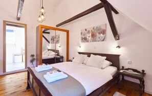 3 bedrooms, in-room safe, iron/ironing board, travel crib