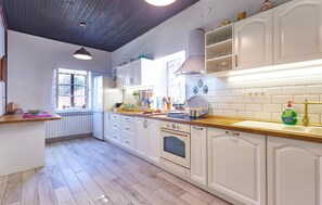 Réfrigérateur, un four, surface de cuisson, lave-vaisselle