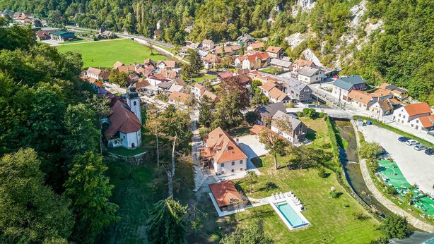 Un village doté d’une architecture traditionnelle, d’une église et d’une piscine.