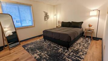 4 bedrooms, desk, iron/ironing board, WiFi