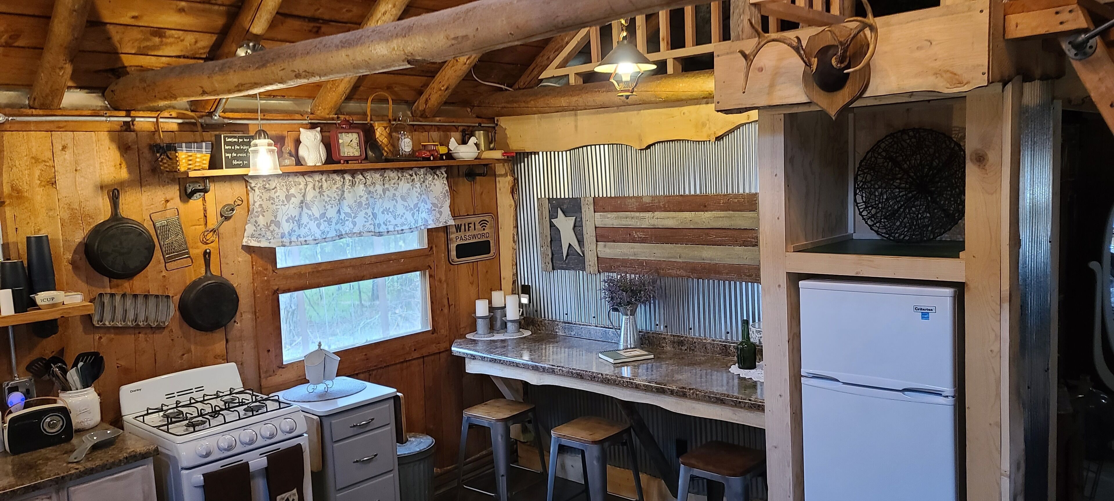 Geladeira, micro-ondas, fogão, cooktop