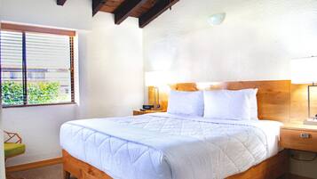 Family Condo, 1 Bedroom, 1 Bathroom, Pool View, Beachside | Caja de seguridad en la habitación y tabla de planchar con plancha