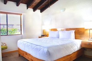 Family Condo, 1 Bedroom, 1 Bathroom, Pool View, Beachside | Zimmersafe, Bügeleisen/Bügelbrett, kostenloses WLAN, Bettwäsche