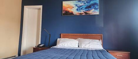 Deluxe Room, 1 Queen Bed | Free WiFi, bed sheets