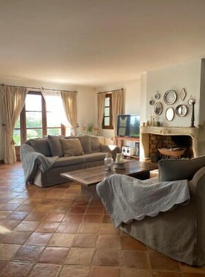 Smart-TV, Videospiele, DVD-Player, Bücher