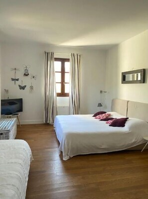 5 slaapkamers, een bureau, een strijkplank/strijkijzer, gratis wifi