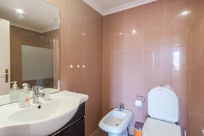 Baignoire, sèche-cheveux, serviettes fournies, savon