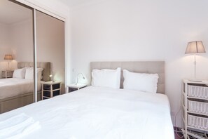 1 chambre, bureau, fer et planche à repasser, accès Internet