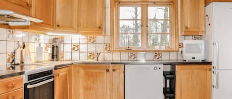 Fridge, stovetop, dishwasher, coffee/tea maker