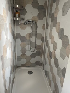 Douche, sèche-cheveux, savon, papier toilette