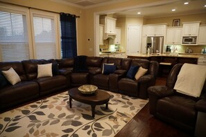 Smart-TV, Kamin, Stereoanlage