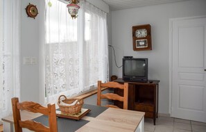 Dining - Amazing home in Quemperven with WiFi (Quemperven)