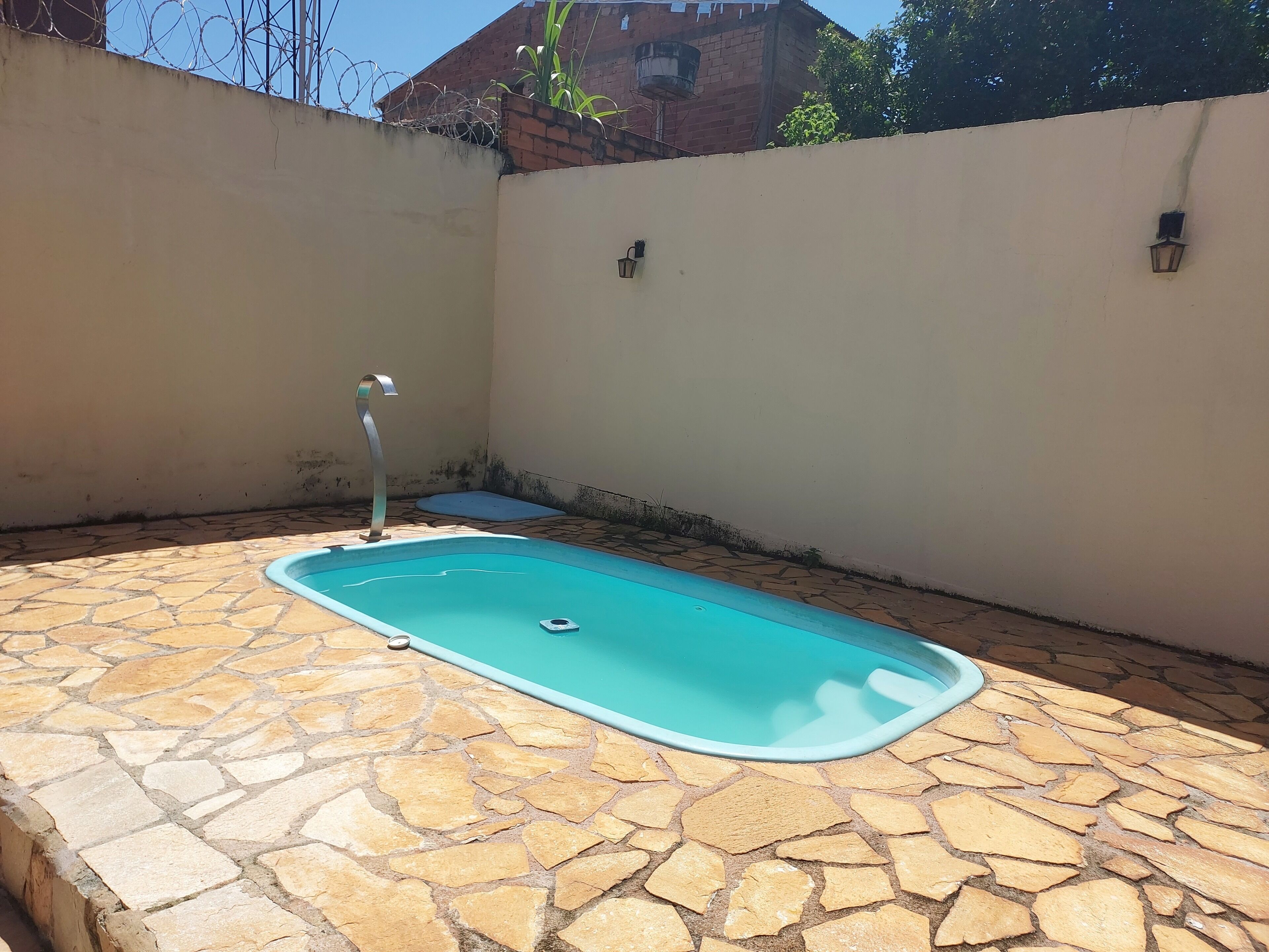 Townhouse with pool close to shopping