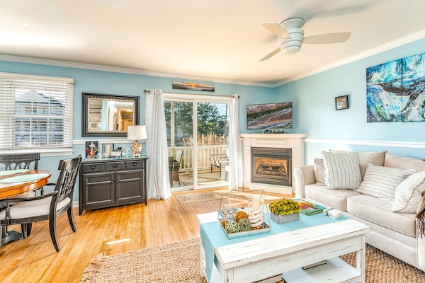 TV connectée, cheminée, livres