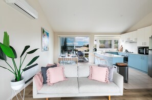 Smart TV, fireplace - 'The Grove' Beach Home. 5 min walk to the beach! (Ocean Grove)