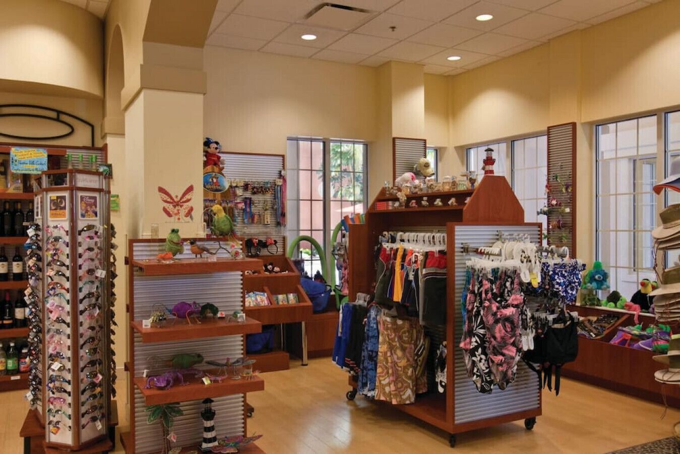 Una tienda con diversos artículos en estantes y perchas, incluyendo sombreros, bolsos y accesorios.