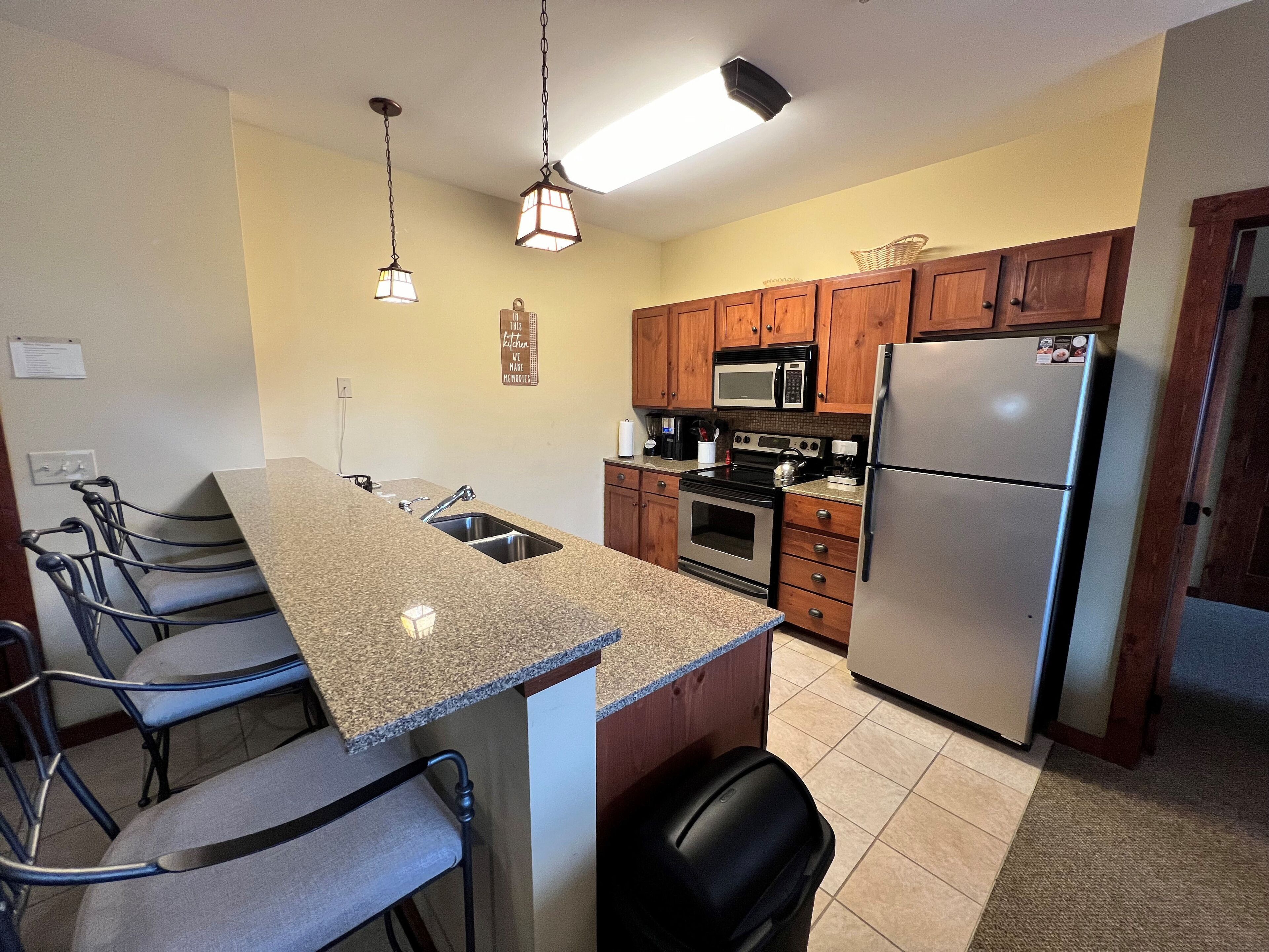 Soaring Eagle #003: 2 Bed, 2 Full Baths: Slope Side, Hot Tubs. Heated Parking.