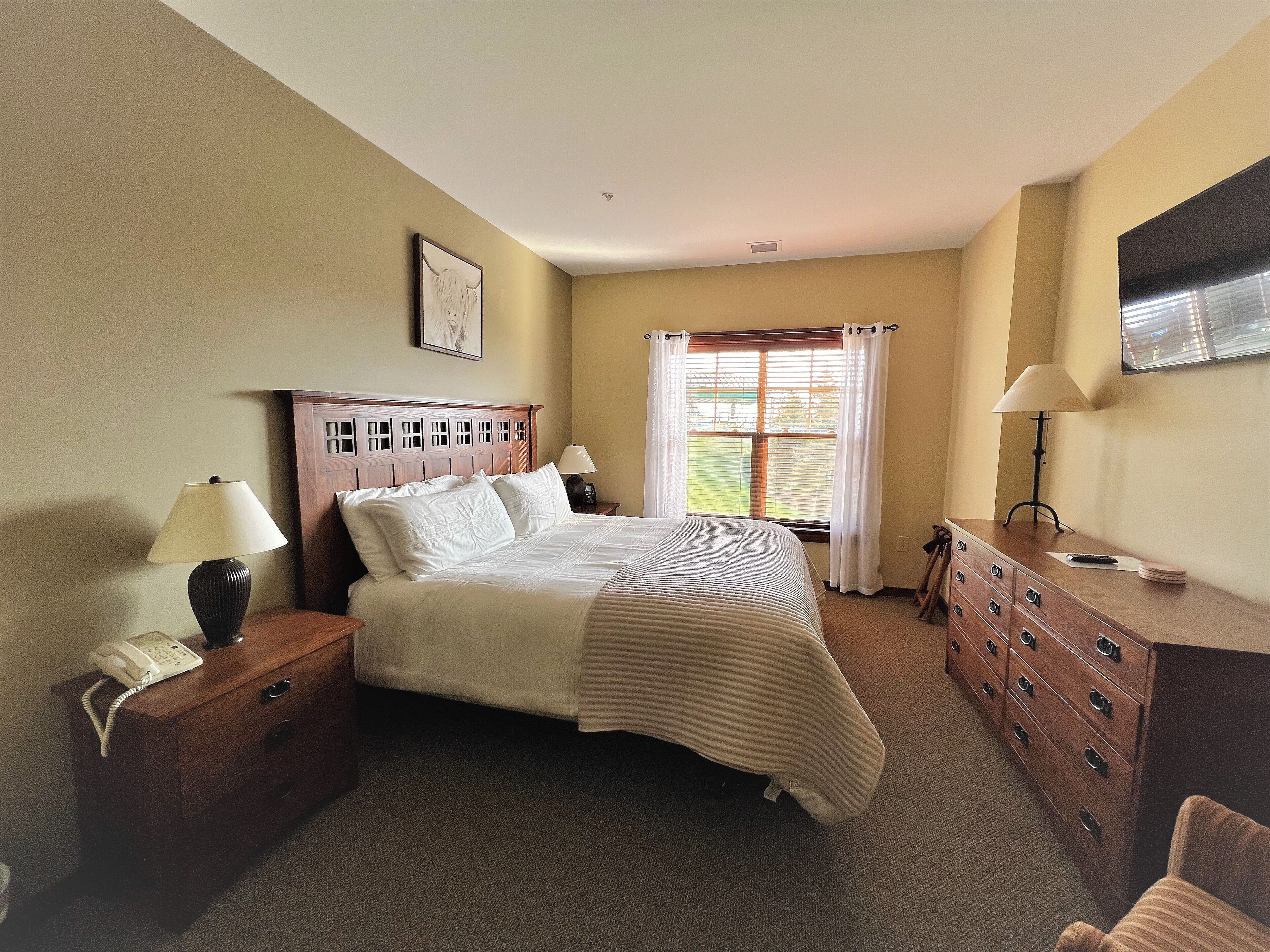 Soaring Eagle #003: 2 Bed, 2 Full Baths: Slope Side, Hot Tubs. Heated Parking.