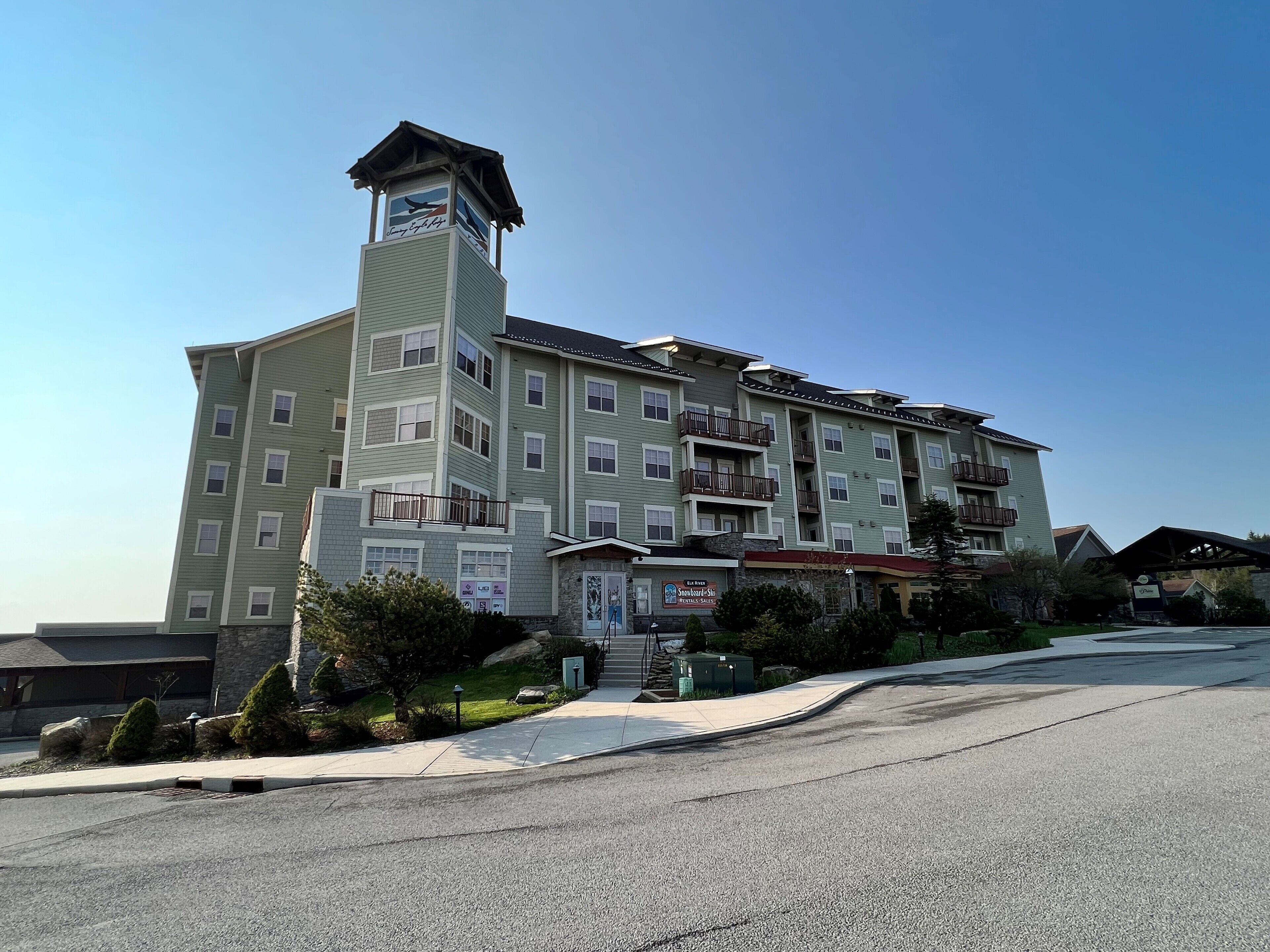 Soaring Eagle #003: 2 Bed, 2 Full Baths: Slope Side, Hot Tubs. Heated Parking.