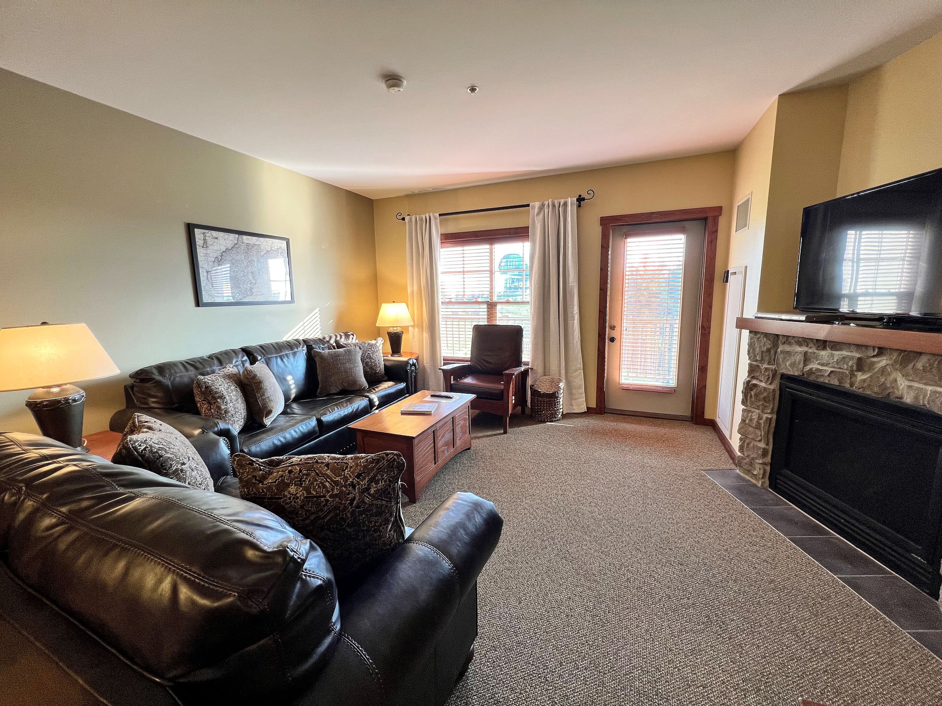 Soaring Eagle #003: 2 Bed, 2 Full Baths: Slope Side, Hot Tubs. Heated Parking.