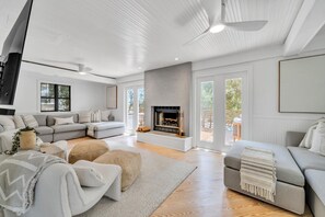 Smart TV, fireplace, books, stereo