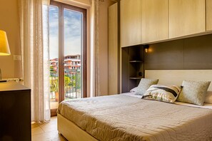 3 Schlafzimmer, Schreibtisch, Bügeleisen/Bügelbrett, Reisekinderbett