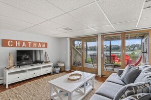 Smart-TV, Kamin, Bücher