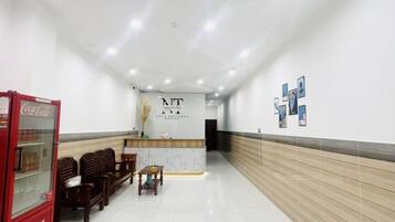 32-inch Smart TV with cable channels, TV