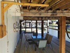 Outdoor dining - Bahama Waves (Jamaica Beach)