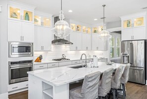 Fridge, microwave, oven, stovetop - Private Heated Saltwater Pool & Hot Tub - Fire Pit, 4 bikes, Free Pickleball and opt'l Golf Cart (Santa Rosa Beach)
