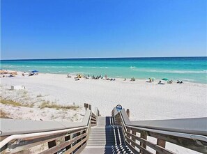 Una spiaggia nelle vicinanze