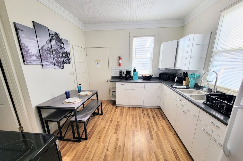 Two-tone Train Home! King bed, Pet friendly, Foosball!