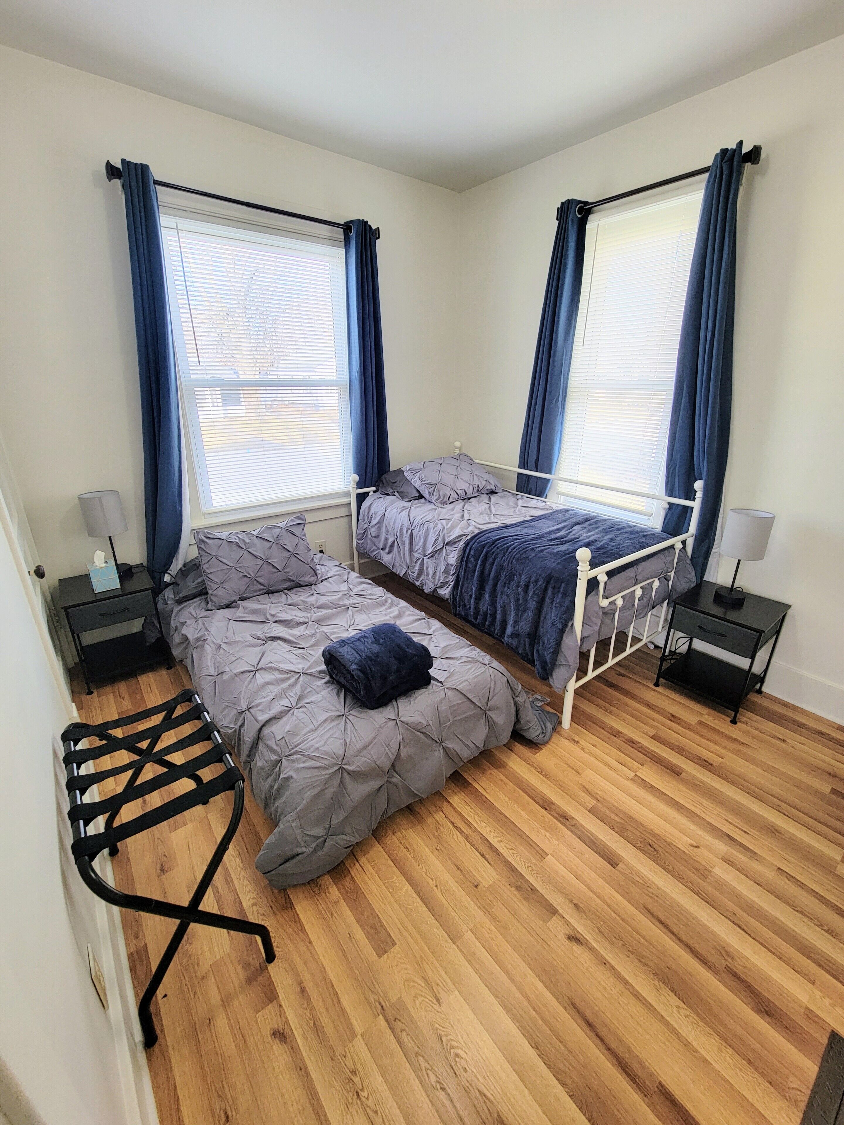 Two-tone Train Home!  King bed, Pet friendly, Foosball!