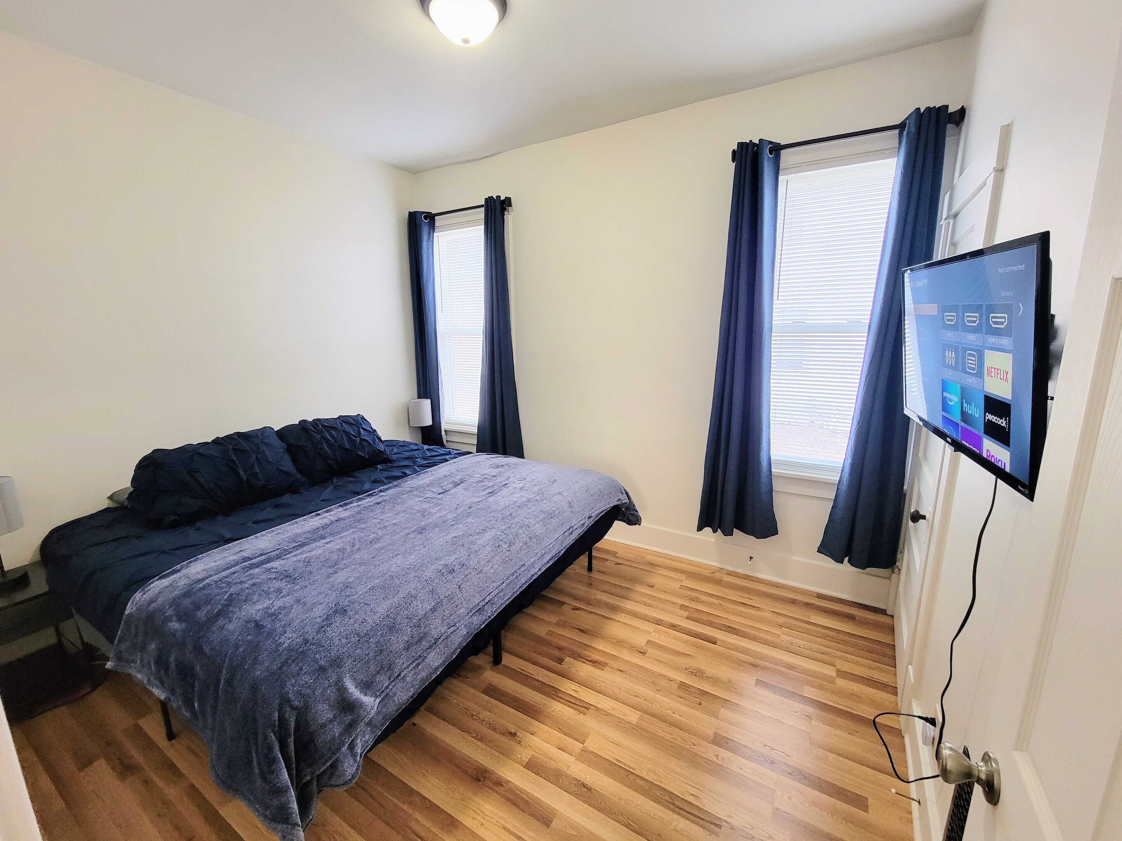 Two-tone Train Home!  King bed, Pet friendly, Foosball!