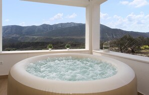 A hot tub with a mountainous view. - Stunning apartment in Podgrade with WiFi (Podgrade)