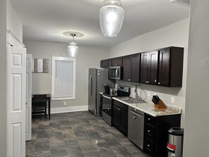 Refrigerador, microondas, parrilla de estufa y lavavajillas 