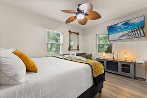 3 habitaciones, escritorio y tabla de planchar con plancha