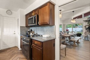 ثلاجة، ميكروويف، فرن، موقد طهي مسطح