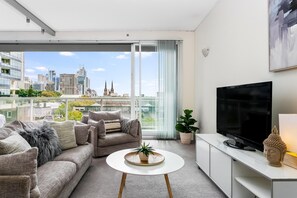Smart TV - Darlinghurst - DHRST - Francis Street - Stylish 2BR City Stay with Balcony, Bath Walk to Attractions (Darlinghurst)
