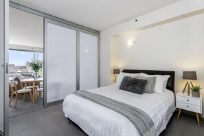 2 bedrooms, iron/ironing board, WiFi, bed sheets - Darlinghurst - DHRST - Francis Street - Stylish 2BR City Stay with Balcony, Bath Walk to Attractions (Darlinghurst)