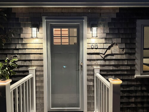 Entire cottage, walk to/from ferry & downtown, newly renovated, parking on site