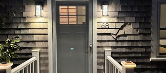 Entire cottage, walk to/from ferry & downtown, newly renovated, parking on site