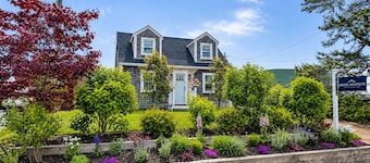 Entire cottage, walk to/from ferry & downtown, newly renovated, parking on site