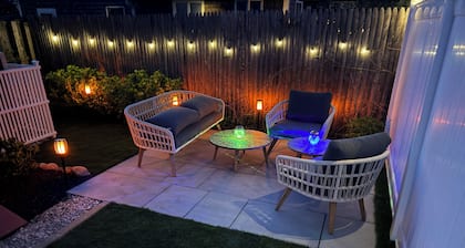 Entire cottage, walk to/from ferry & downtown, newly renovated, parking on site