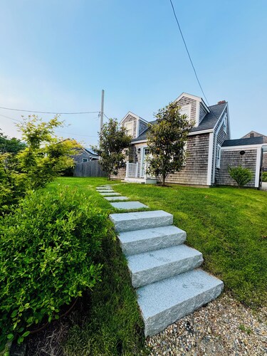 Entire cottage, walk to/from ferry & downtown, newly renovated, parking on site
