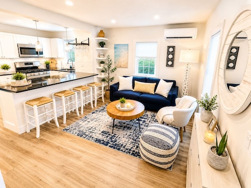 Entire cottage, walk to/from ferry & downtown, newly renovated, parking on site