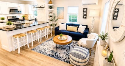 Entire cottage, walk to/from ferry & downtown, newly renovated, parking on site